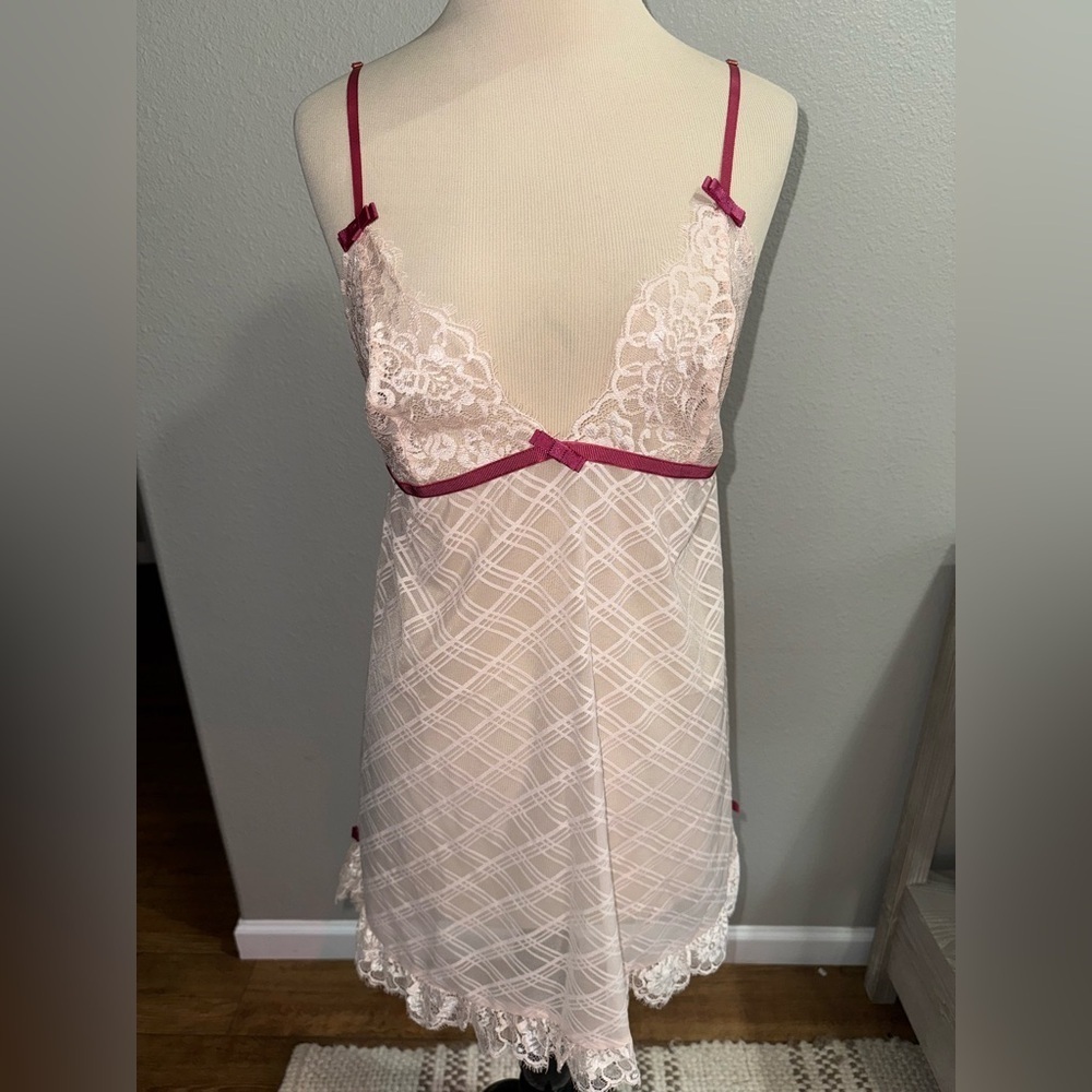 Victoria Secret pink lace slip/sleepwear silver tab. Size XL